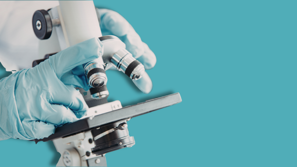 microscopio con mano di ricercatore