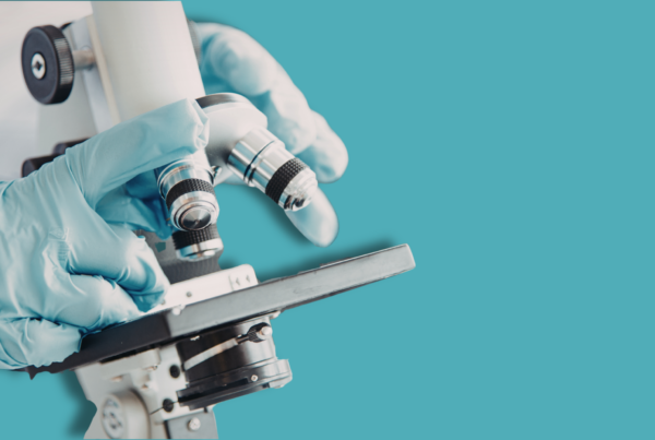 microscopio con mano di ricercatore