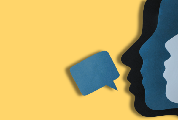silhouette di persone con fumetto
