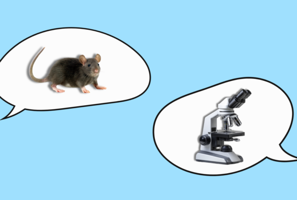 due fumetti con topo e microscopio su sfondo uniforme