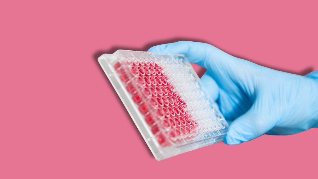 pozzetti per studio tossicologia tenuti da mano con guanto