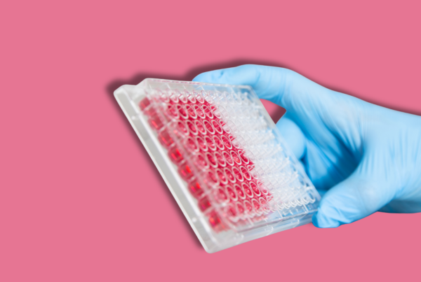 pozzetti per studio tossicologia tenuti da mano con guanto