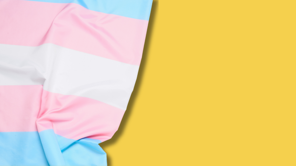 la bandiera trans su sfondo giallo