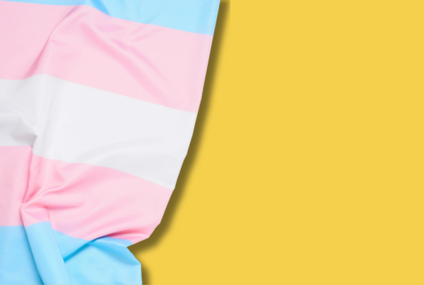 la bandiera trans su sfondo giallo
